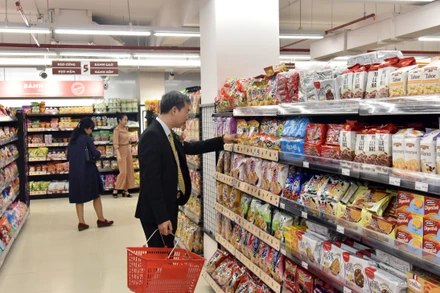 Người tiêu dùng mua hàng tại siêu thị Fujimart Hà Nội. (Ảnh TUỆ NGHI) 