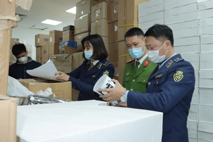 Trong kho hàng tại Khu đô thị Đô Nghĩa, phường Yên Nghĩa, quận Hà Đông, Thành phố Hà Nội, phần lớn là sản phẩm không tem, nhãn, chưa rõ nguồn gốc, xuất xứ. (Ảnh QUYÊN LƯU) 