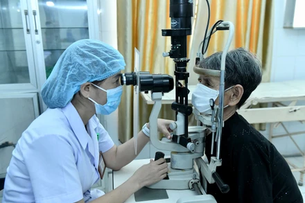 Bác sĩ Bệnh viện đa khoa Vĩnh Linh, tỉnh Quảng Trị khám bệnh cho người cao tuổi. (Ảnh ĐĂNG KHOA) 