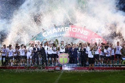 Ngày vui đăng quang ngôi vô địch V.League 1 - 2023/2024 của đội bóng Thép Xanh Nam Định. (Ảnh VPF) 