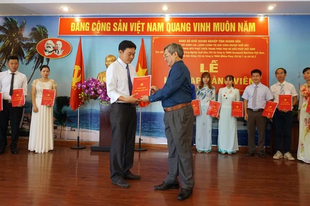 Lễ kết nạp đảng viên mới tại Khu công nghiệp Suối Dầu, huyện Cam Lâm (Khánh Hòa). 