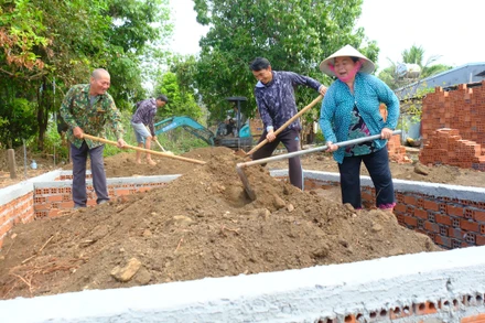 Chị Nguyễn Hồng Phúc ở khu phố Thanh Bình, thị trấn Thanh Hòa, huyện Bù Đốp cùng người thân góp thêm tiền và ngày công để xây dựng ngôi nhà mới khang trang hơn. 