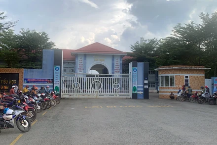 Trường tiểu học Tân Định, xã Tân Định, huyện Bắc Tân Uyên, tỉnh Bình Dương xây dựng trên phần đất Nông trường cao su Nhà Nai (Công ty cổ phần cao su Phước Hòa) hiến tặng địa phương. 