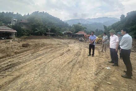 Lãnh đạo Ủy ban nhân dân huyện Điện Biên kiểm tra tiến độ thi công dự án san nền, sắp xếp dân cư tại điểm bản Tin Tốc 1, xã Mường Pồn.