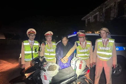 Lực lượng chức năng tỉnh Quảng Bình bắt quả tang đối tượng vận chuyển vật liệu nổ trái phép. 