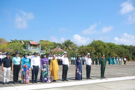 Lễ chào cờ tại đảo Trường Sa diễn ra trong không khí trang nghiêm, tự hào. 