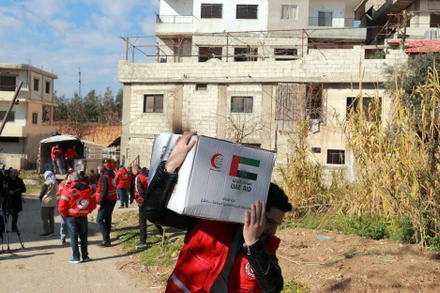 Ðưa hàng cứu trợ đến khu vực bị ảnh hưởng động đất ở Syria. (Ảnh REUTERS) 