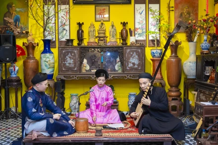 Quan viên trẻ Duy Linh (ngoài cùng bên trái) điểm trống trong một canh hát ca trù. 