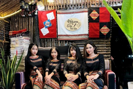 Thổ cẩm Ba Na được ứng dụng rộng rãi trong trang phục thường ngày, quà tặng lưu niệm... 