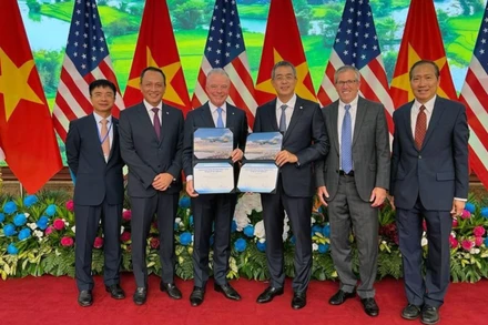 Đại diện lãnh đạo Vietnam Airlines và Tập đoàn Boeing chúc mừng cam kết mua 50 máy bay thân hẹp Boeing 737 MAX mới đây tại Hà Nội. 