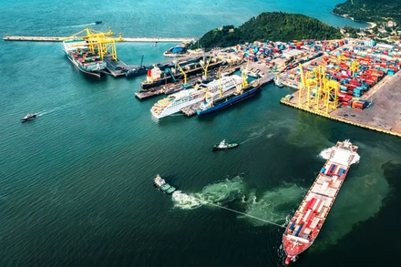 Cảng Đà Nẵng, đầu mối giao thương quốc tế cho khu vực miền trung-Tây Nguyên và trung nam Lào, đông bắc Campuchia, Thái Lan. 