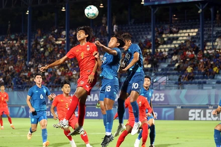 U23 Thái Lan (áo xanh) khởi đầu thuận lợi, thắng U23 Myanmar 3-0. 