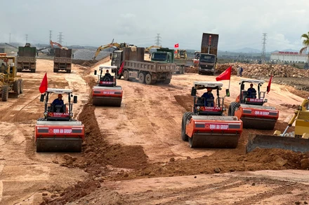 Các đơn vị thi công đào đắp nền hạng mục phụ trợ trên tuyến đường cao tốc bắc-nam. 