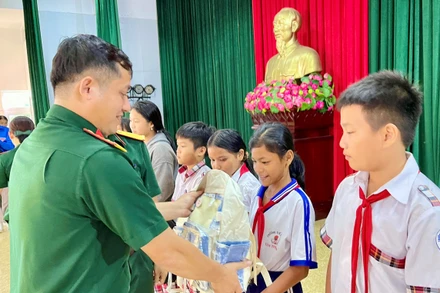  Đại diện Trung đoàn 717 trao kinh phí cho các em học sinh