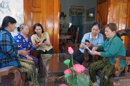 Tổ Phụ nữ chuyển đổi số của Hội Liên hiệp Phụ nữ xã Phương Thịnh, huyện Cao Lãnh, tỉnh Đồng Tháp hướng dẫn hội viên cách sử dụng điện thoại thông minh. 