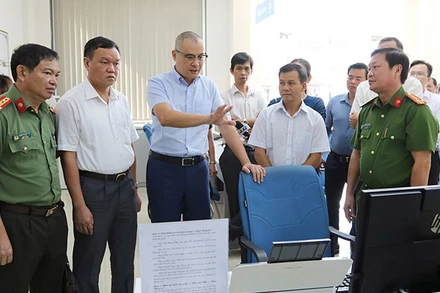 Ðồng chí Phạm Ðại Dương, Ủy viên Trung ương Ðảng, Bí thư Tỉnh ủy Phú Yên (thứ ba từ trái qua) làm việc với Trung tâm Phục vụ hành chính công tỉnh. (Ảnh HÀ MY) 