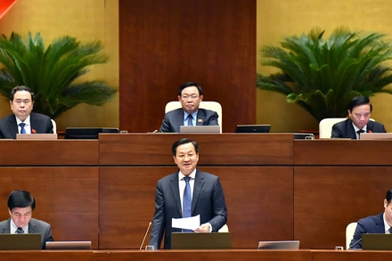 Phó Thủ tướng Lê Minh Khái trả lời chất vấn của các đại biểu Quốc hội. (Ảnh Ðăng Khoa) 