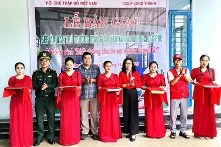 Cắt băng khánh thành, đưa công trình bếp ăn bán trú vào sử dụng