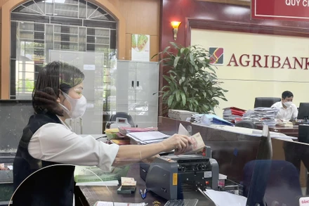 Giao dịch tại chi nhánh Ngân hàng Agribank. 