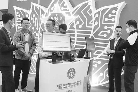 Gian trưng bày ứng dụng căn cước công dân gắn chip trong khám, chữa bệnh bảo hiểm y tế của ngành Bảo hiểm xã hội Việt Nam tại Hội nghị chuyển đổi số ngành Công an nhân dân lần thứ nhất. (Ảnh: TÂM TRUNG) 