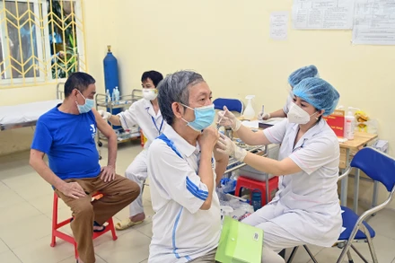 Hà Nội đẩy mạnh tiêm vắc-xin phòng Covid-19 cho người dân. (Ảnh LINH ÐAN) 