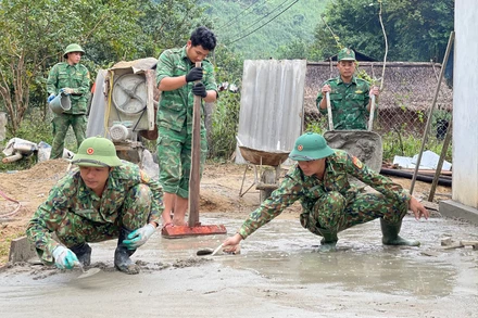 Bộ đội Đồn Biên phòng Tam Hợp, huyện Tương Dương, tỉnh Nghệ An hỗ trợ nhân dân làm đường giao thông. 