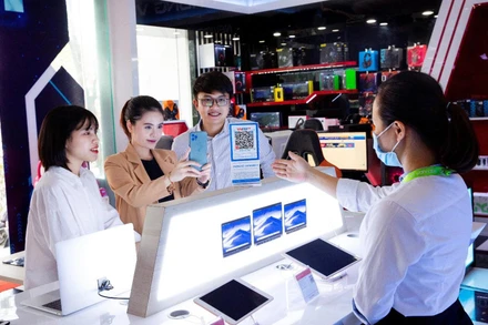 Khách hàng sử dụng phương thức quét mã VNPAY-QR trong thanh toán. (Ảnh ÁNH DƯƠNG) 