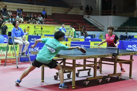 VĐV Nguyễn Khoa Diệu Khánh (đội Thành phố Hồ Chí Minh, bên phải) vô địch đơn nữ sau khi giành chiến thắng trước VĐV cùng đội Nguyễn Bạch Thanh Thư. (Ảnh ĐĂNG KHOA) 