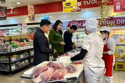 Đoàn kiểm tra liên ngành an toàn thực phẩm số 1 của thành phố Hà Nội kiểm tra một siêu thị trên địa bàn quận Tây Hồ. (Ảnh Thu Trang) 