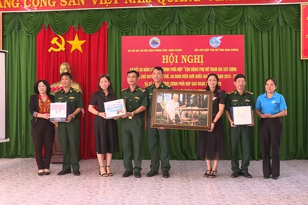 Hội liên hiệp phụ nữ các huyện, thị xã, thành phố tỉnh Bình Dương trao tặng quà cho các đồn biên phòng tỉnh Bình Phước