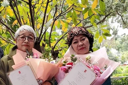 Hai nhà văn nữ Trần Thị Trường (bên trái) và Lê Thị Kim nhận Giải thưởng Nhà văn nữ ấn tượng năm 2023. 