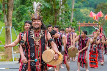 Đồng bào dân tộc Cơ Tu, huyện Đông Giang (Quảng Nam) trình diễn nhạc cụ và trang phục truyền thống. 