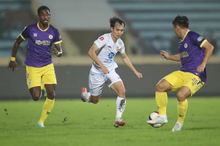 Văn Toàn (áo trắng) ghi bàn mở tỷ số trong trận đấu Thép Xanh Nam Định gặp Hà Nội FC. 