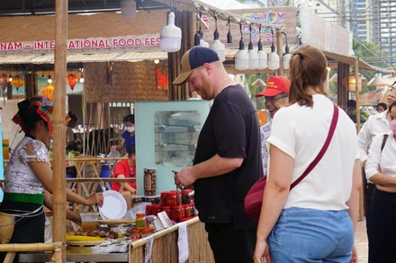 Khách du lịch thanh toán trực tuyến bằng quét mã QR ở Lễ hội ẩm thực Việt Nam-Quốc tế Ðà Nẵng 2023. 