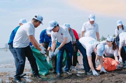 Thu gom rác thải trên bãi biển Cửa Lò (Nghệ An). 