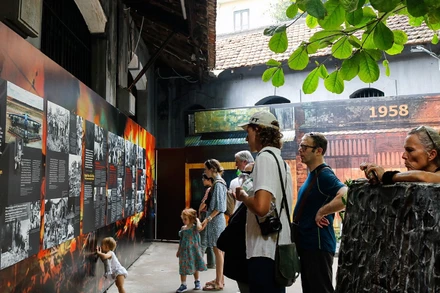 Di tích lịch sử Nhà tù Hỏa Lò (Hà Nội) là điểm đến thu hút đông đảo khách du lịch trong nước và quốc tế. (Ảnh Thu Hiền)