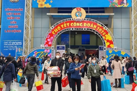 Người lao động phấn khởi mua hàng tại Chợ Tết Công đoàn 2025 do Liên đoàn Lao động TP Hà Nội tổ chức. 