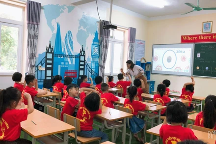 Tiết học toán tiếng Anh sử dụng bài giảng từ kho học liệu số của ISMART tại Trường tiểu học Hùng Vương, thị xã Phú Thọ. 