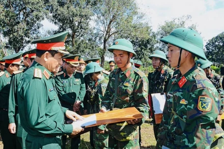 Đại tướng Phan Văn Giang, Ủy viên Bộ Chính trị, Phó Bí thư Quân ủy Trung ương, Bộ trưởng Quốc phòng kiểm tra công tác huấn luyện, sẵn sàng chiến đấu tại Quân đoàn 34. 