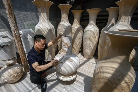 Nghệ nhân Nguyễn Hùng chế tác các sản phẩm gốm Bát Tràng. 