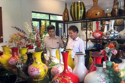 Cửa hàng trưng bày và giới thiệu sản phẩm của Công ty TNHH Sơn mài Phúc Cường (Cụm công nghiệp Làng nghề Sơn mài Duyên Thái, xã Duyên Thái, huyện Thường Tín, Hà Nội).