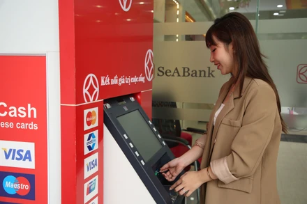 Khách hàng giao dịch tại ATM. 