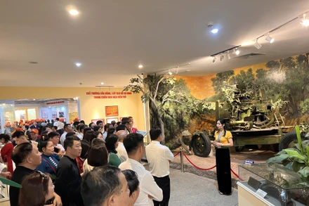 Du khách tham quan Bảo tàng Chiến thắng lịch sử Điện Biên Phủ. (Ảnh HẠNH HOÀNG) 