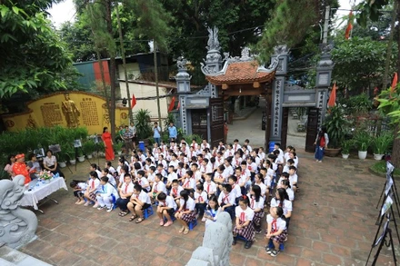 Học sinh Trường tiểu học Xuân La (quận Tây Hồ) tìm hiểu di tích đình Xuân La.