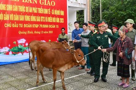  Đại diện chỉ huy Đoàn Kinh tế-Quốc phòng 79 trao bò giống cho bà con xã Lâm Thủy