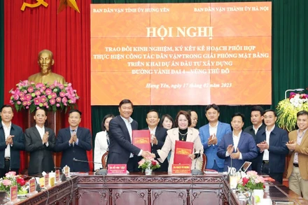 Ban Dân vận Tỉnh ủy Hưng Yên và Ban Dân vận Thành ủy Hà Nội phối hợp công tác dân vận trong giải phóng mặt bằng đường Vành đai 4-Vùng Thủ đô. (Ảnh XUÂN ANH) 