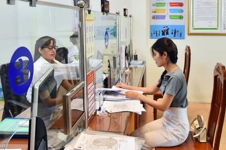 Người dân đến làm thủ tục hành chính tại bộ phận "Một cửa" UBND phường Thanh Xuân Nam, quận Thanh Xuân, Hà Nội. (Ảnh Mỹ Hà) 