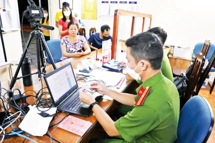 Công an xã Yên Thường, huyện Gia Lâm làm thủ tục cấp căn cước công dân gắn chíp cho người dân. (Ảnh PHẠM KIÊN) 