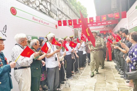 Tái hiện hình ảnh các chiến sĩ về giải phóng Thủ đô trong niềm hân hoan của người dân. 