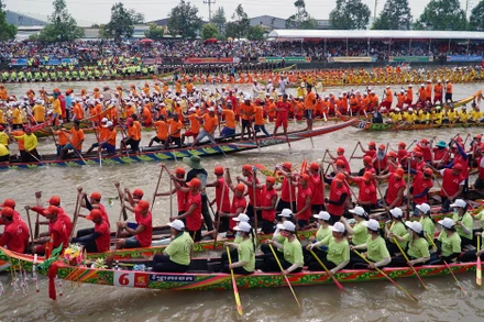 Ðua ghe Ngo tại Lễ hội Ok Om Bok. (Ảnh Nguyễn Phong) 